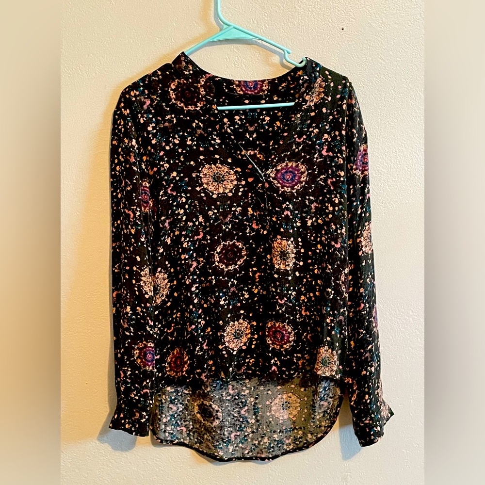 Gently used cotton blouse purchased at Buckle . Button sleeves